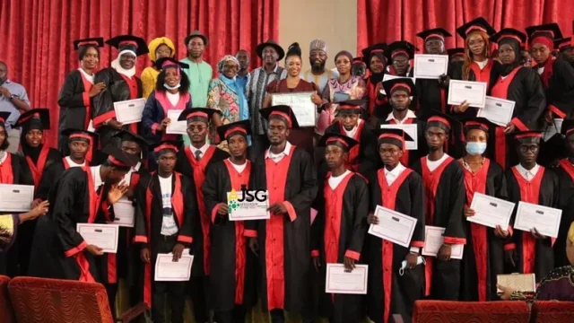 UGANC : remise de diplômes de la 1ère promotion des sciences infirmières obstétricales et paramédicales