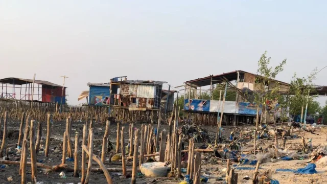 L’érosion côtière à Conakry : les tenanciers de bars de la plage de Lambandji en péril