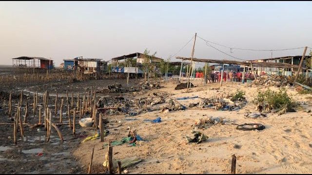 La plage de Lambandji menacée par la montée des eaux