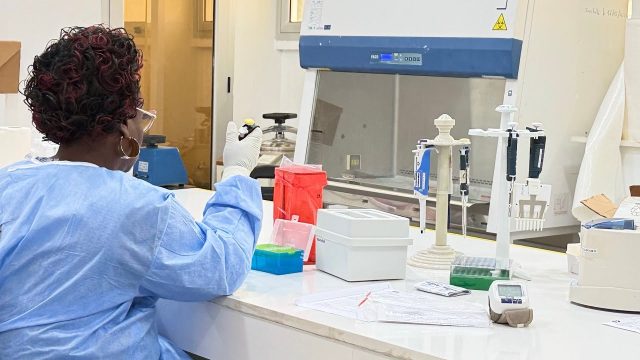 Surveillance des épidémies, formation… immersion à l’Institut Pasteur de Côte d’Ivoire